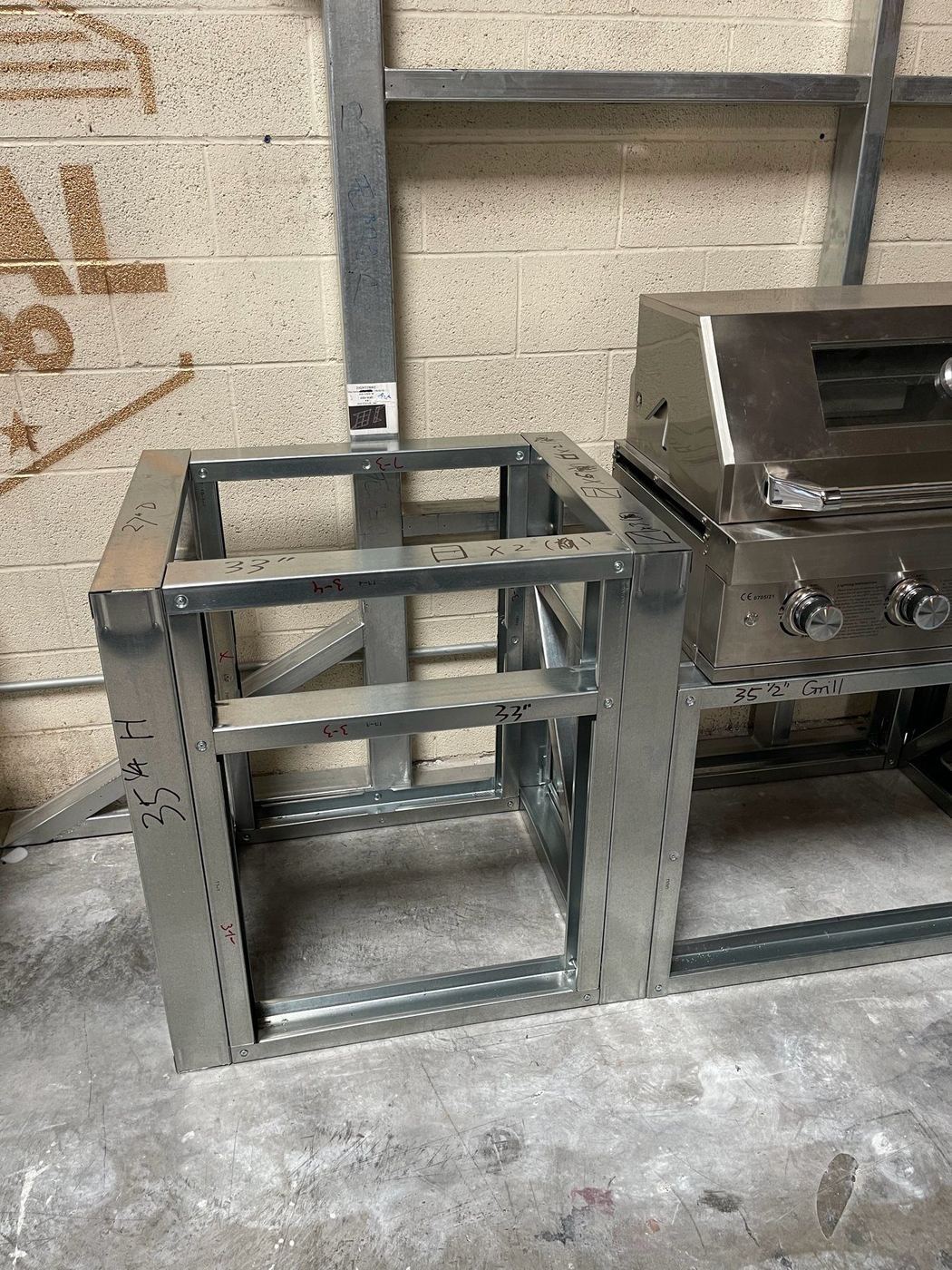 U-shape style modules with grill bay